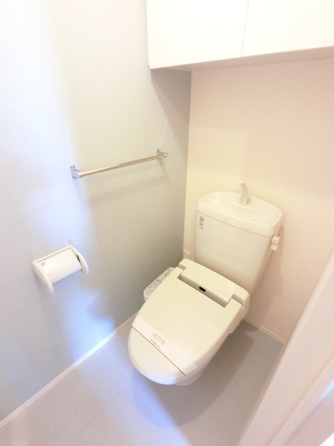トイレ　温水洗浄付便座です