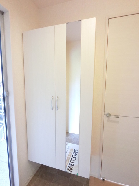 玄関　広めのＢｏｘは収納力ばっちり。トールタイプのミラーついてます