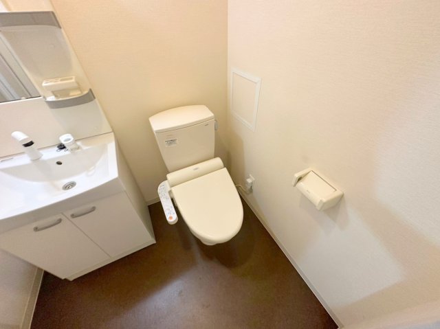 トイレ　清潔感のあるトイレは、誰もがリラックスできる空間です。