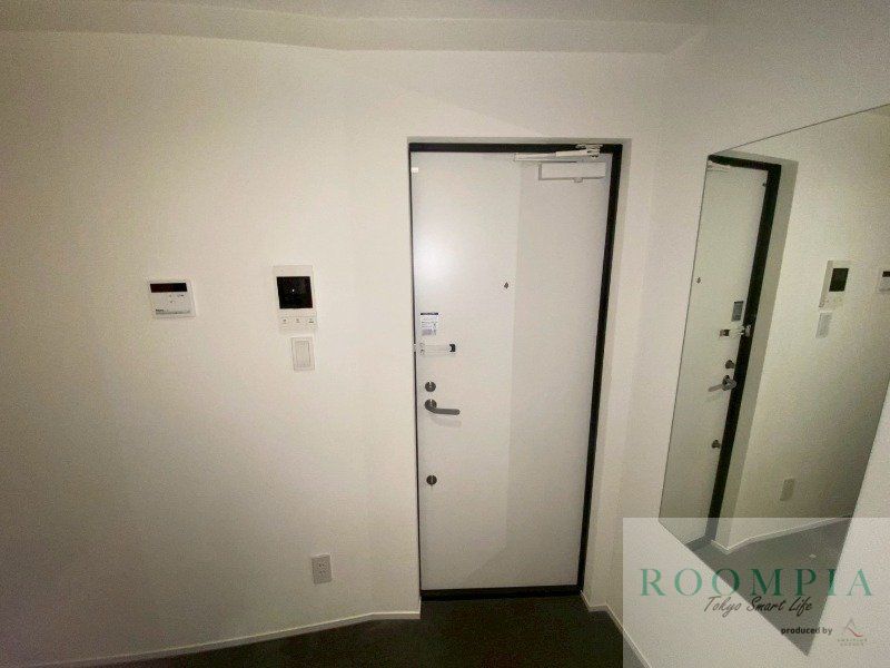 玄関　※写真は同タイプの別のお部屋です