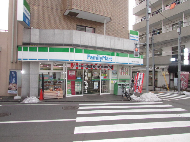 コンビニ　ファミリーマート三軒茶屋一丁目店（コンビニ）まで391m