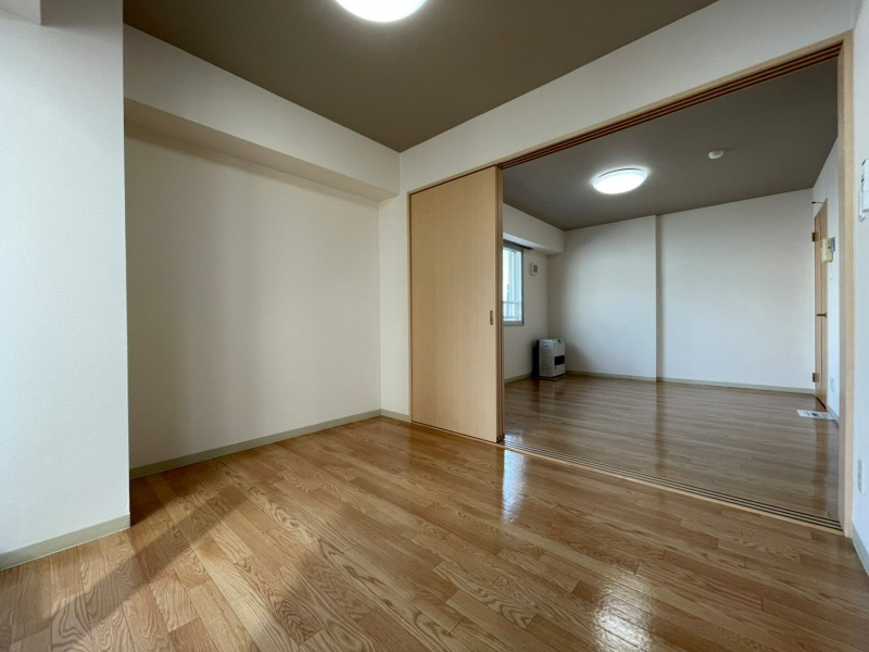 その他部屋・スペース　寝室はこちらです。光が差し込む、温かみのあるお部屋です。