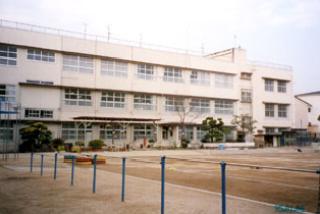 小学校　長瀬東小学校（小学校）まで187m