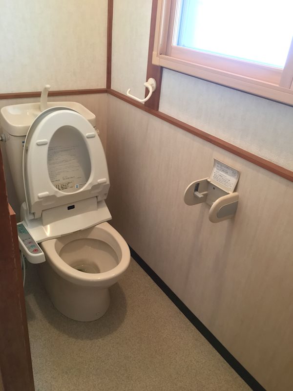 トイレ　シャワーウォシュレット付きです
