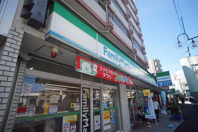 コンビニ　ファミリーマート（コンビニ）まで677m