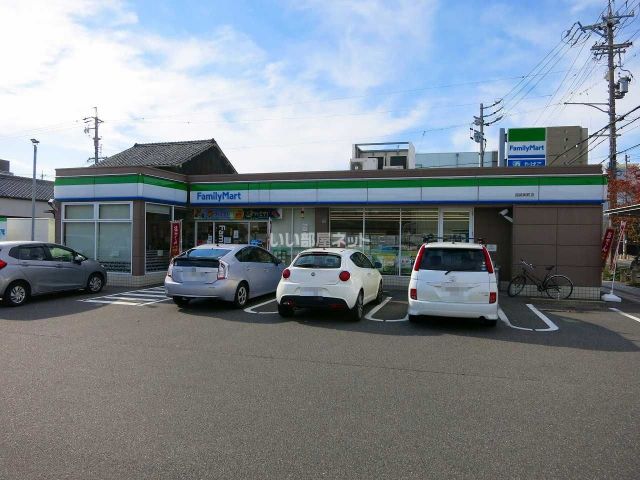 コンビニ　ファミリーマート岡崎両町店（コンビニ）まで633m