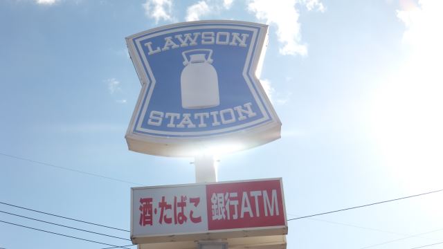 コンビニ　ローソン（コンビニ）まで830m
