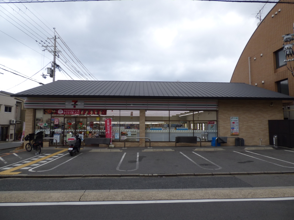 コンビニ　セブンイレブン 伏見深草藤森店（コンビニ）まで343m