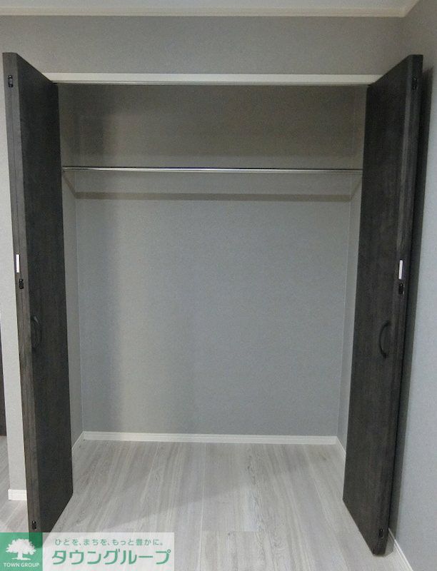 収納　黒を基調とした木目調の建具建材を使用しており、落ち着いた空…