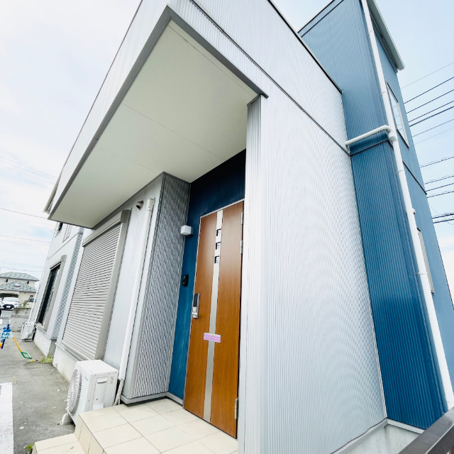 建物外観　スタイリッシュなおしゃれな外観。駐車スペース広く使いやすそう