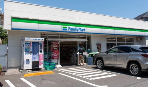 コンビニ　ファミリーマート 世田谷中町店（コンビニ）まで357m