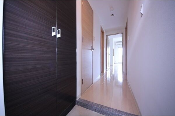 玄関　※写真は同じマンションの違う部屋のものになります。