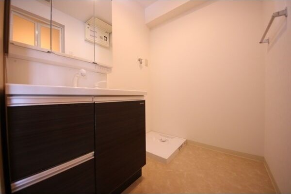 洗面設備　※写真は同じマンションの違う部屋のものになります。