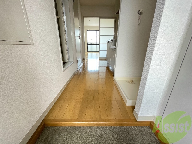 玄関　玄関から撮影しました。明るい印象ですね。