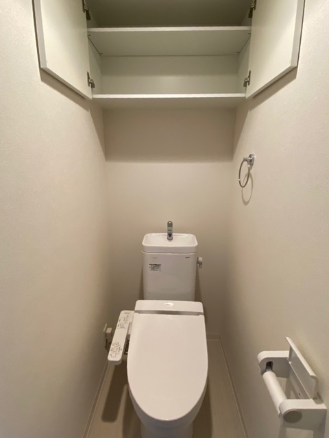 トイレ　ゆとりのあるトイレは収納スペース付き