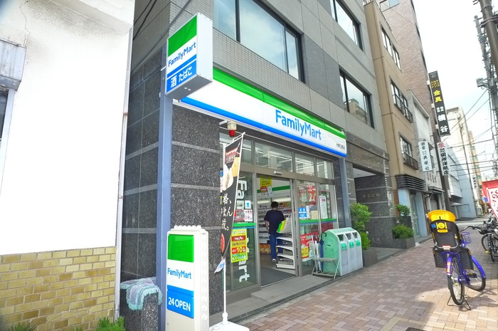 コンビニ　ファミリーマート（コンビニ）まで318m