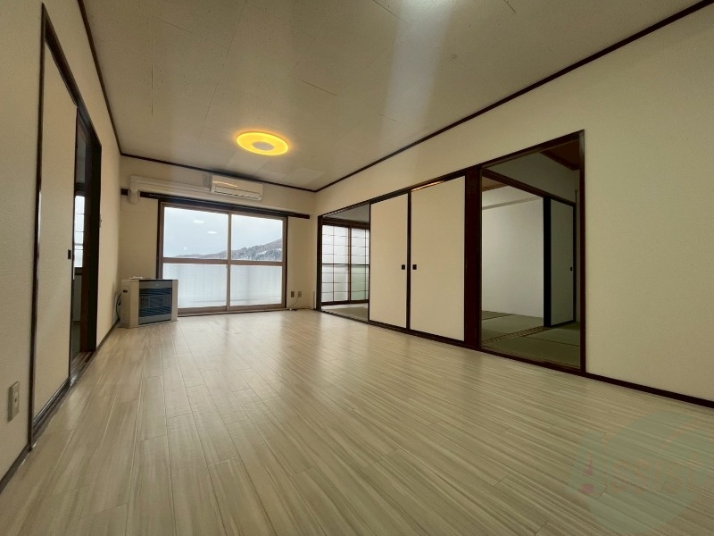 居室・リビング　広くてキレイなお部屋が広がっていて、充実した生活が送れそう。