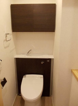 トイレ　落ち着いた色調のトイレです