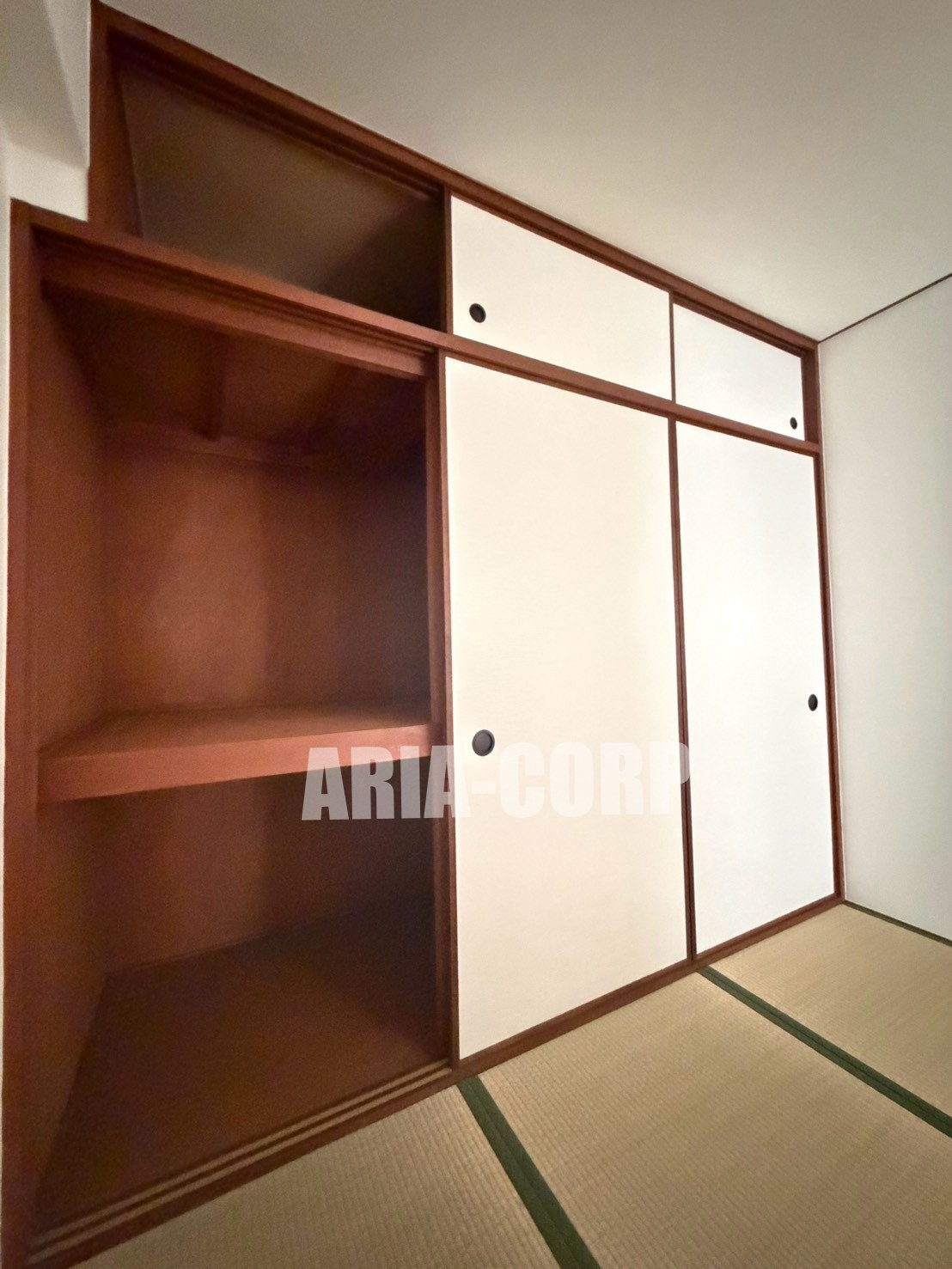 収納　廊下横の大型収納でございます。