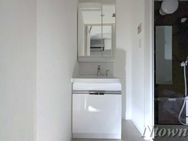 洗面設備　明るい色調の室内です