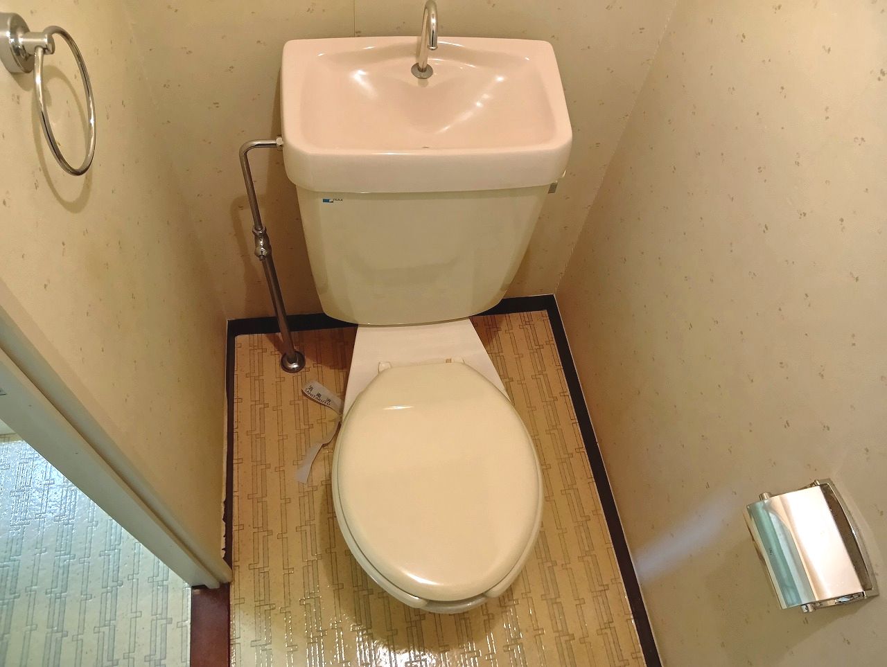 トイレ　落ち着いた色調のトイレです