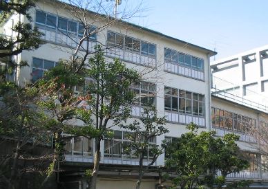 小学校　千代田区立富士見小学校（小学校）まで705m