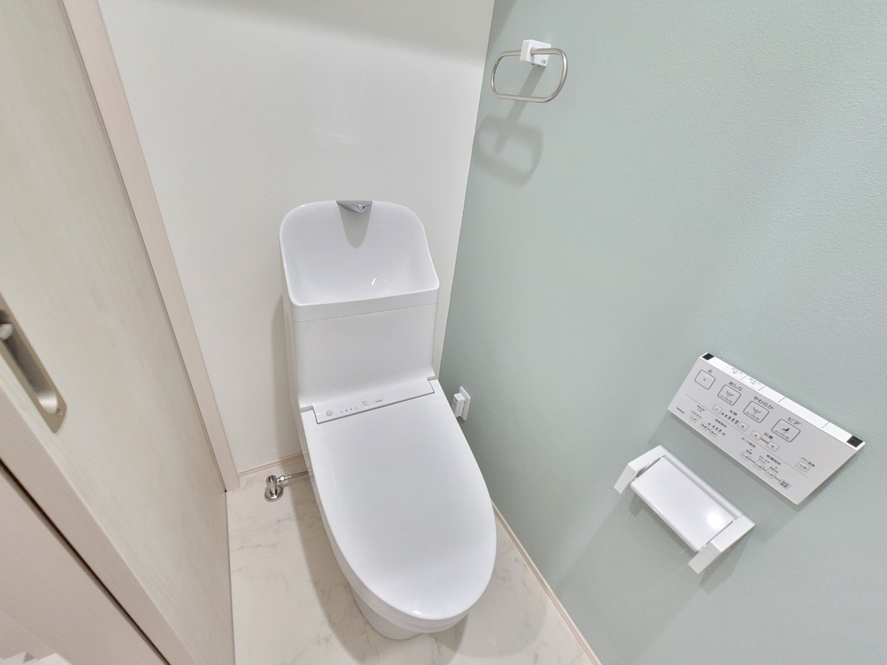 トイレ　落ち着いた色調のトイレです