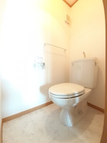 トイレ　落ち着いた色調のトイレです