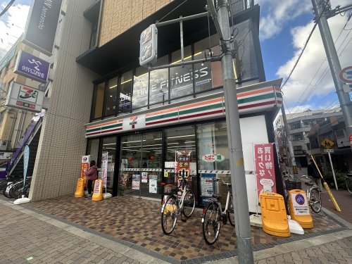 コンビニ　セブンイレブン 大阪弁天町駅前店（コンビニ）まで136m