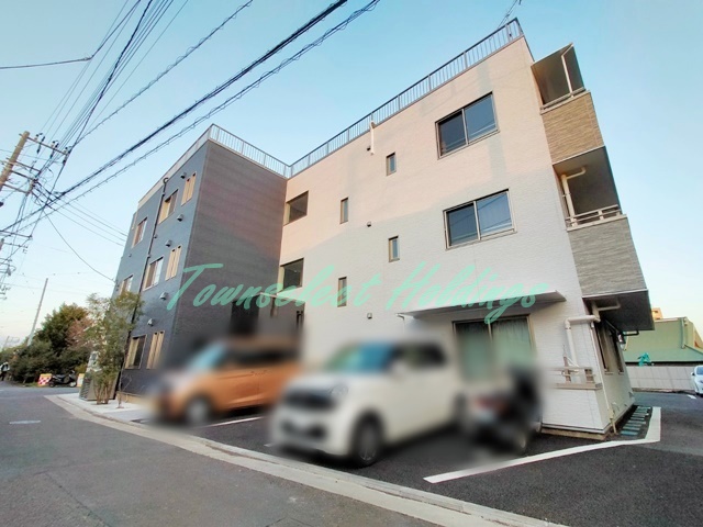 小田急江ノ島線 湘南台駅 バス乗車時間：13分 最寄りバス停で下車 徒歩9分 築6年