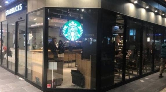 飲食店　スターバックスコーヒーエトモ祐天寺店（飲食店）まで186m