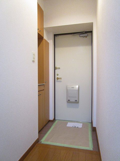 多摩都市モノレール 甲州街道駅 徒歩10分 3階建 築20年の玄関写真