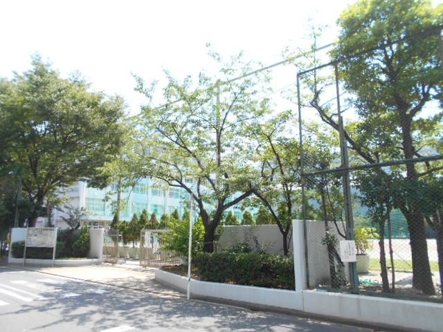 中学校　江戸川区立西葛西中学校（中学校）まで678m