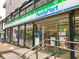 コンビニ　ファミリーマート 六本木六丁目店（コンビニ）まで320m