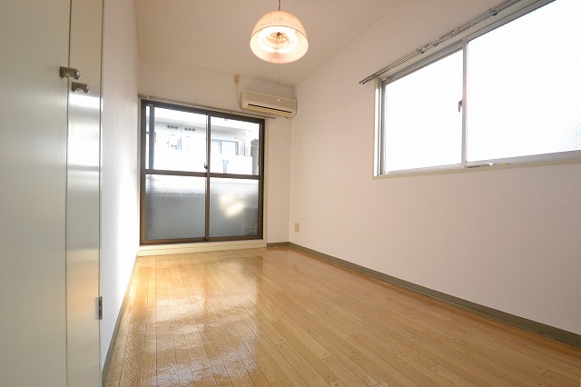 居室・リビング　角部屋です。窓もあって明るいです。