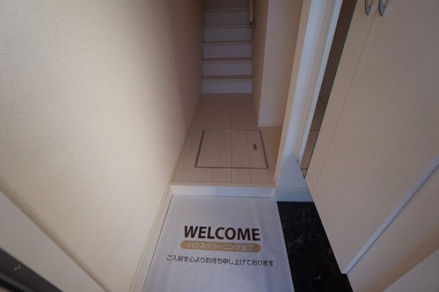 東海道新幹線 岐阜羽島駅 バス乗車時間：21分 最寄りバス停で下車 徒歩3分 2階建 築9年の玄関写真