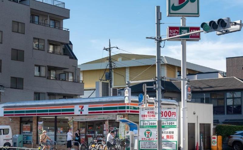コンビニ　セブンイレブン亀有４丁目店（コンビニ）まで86m