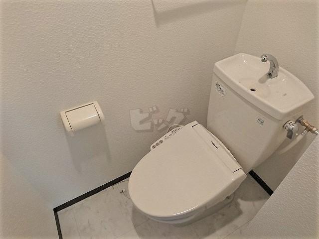 トイレ　嬉しいウォシュレット付きのトイレ！便座温かいですよ♪