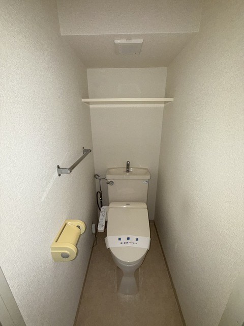 京王線 高幡不動駅 徒歩2分 8階建 築32年のトイレ写真