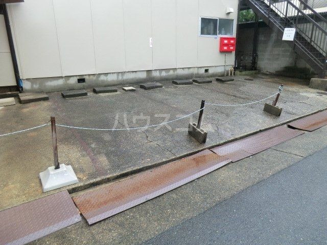 【名古屋市熱田区千年のアパートの駐車場】