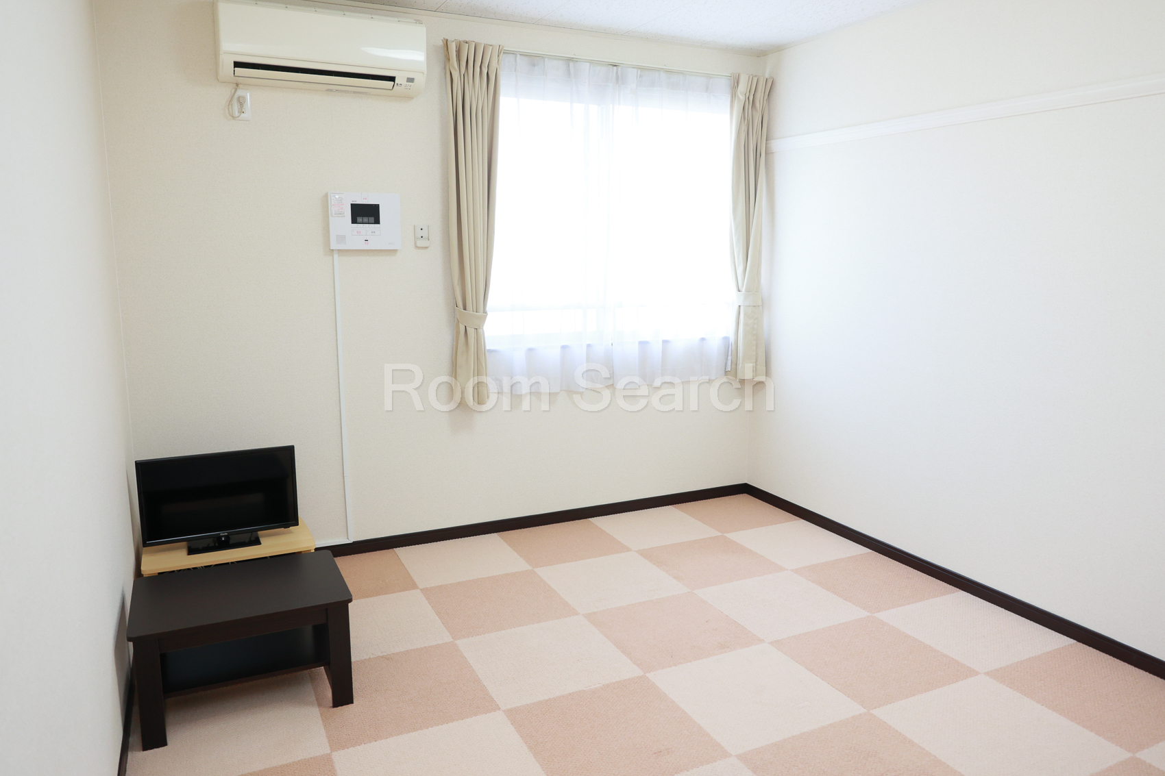 居室・リビング　テレビ、カーテン、エアコン、照明付き