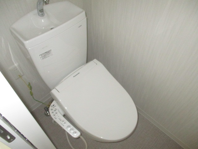 地下鉄四つ橋線 花園町駅 徒歩3分 8階建 築5年のトイレ写真