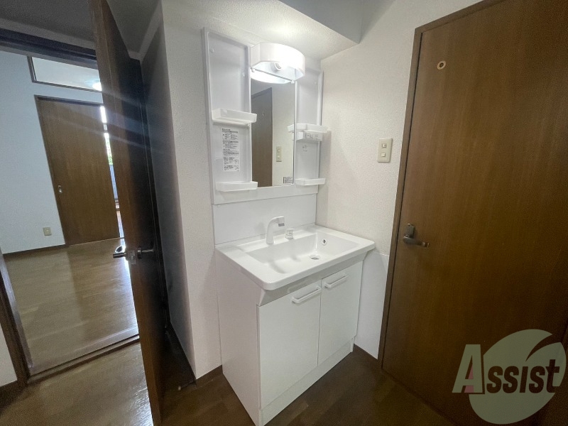 洗面設備　洗面台はシャンプードレッサーなので朝の身支度も楽々ですね～