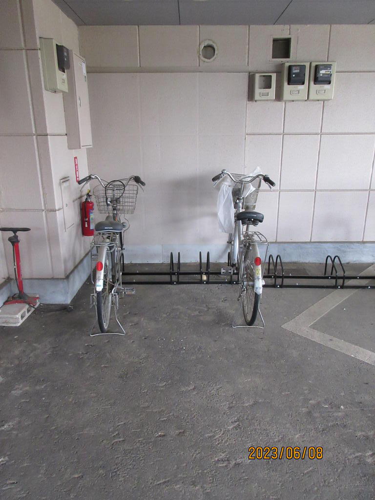 駐車場　軒下に駐輪場が有るので自転車が濡れません。