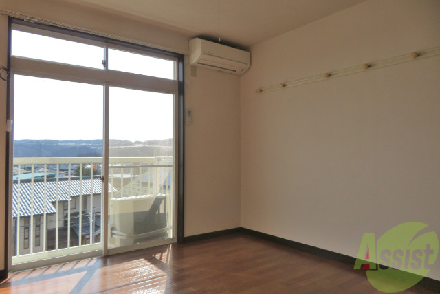 居室・リビング　８帖のフローリングのお部屋、広々とした間取りがいい感じ。