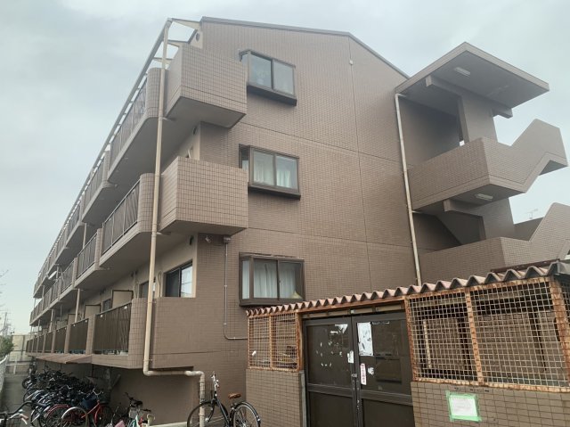 和泉市小田町のマンションの建物外観