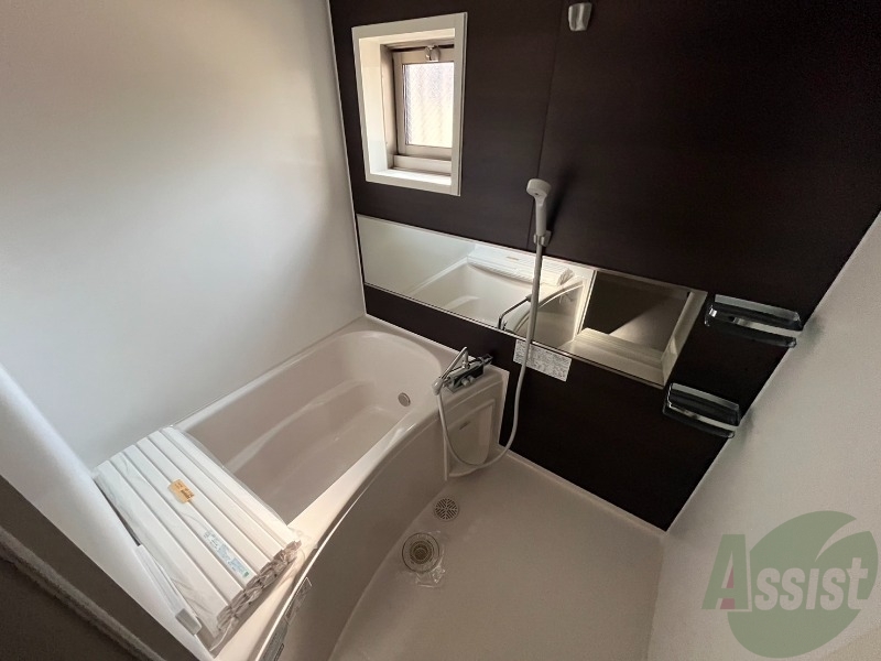 バス・シャワールーム　浴槽付きのお風呂です。ここで一日の疲れを癒しましょう。