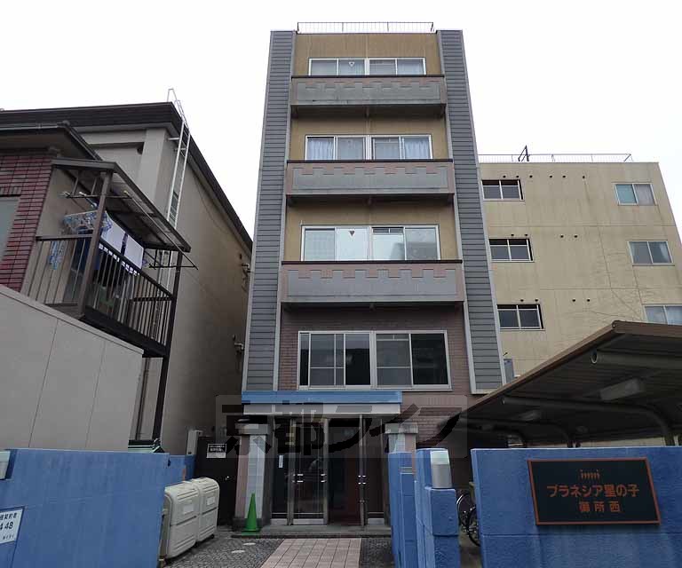 京都市上京区戒光寺町のマンションの建物外観