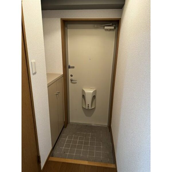 玄関　同物件別部屋です。
