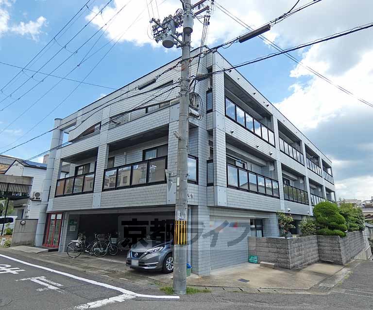 京都市北区衣笠東御所ノ内町のマンションの建物外観